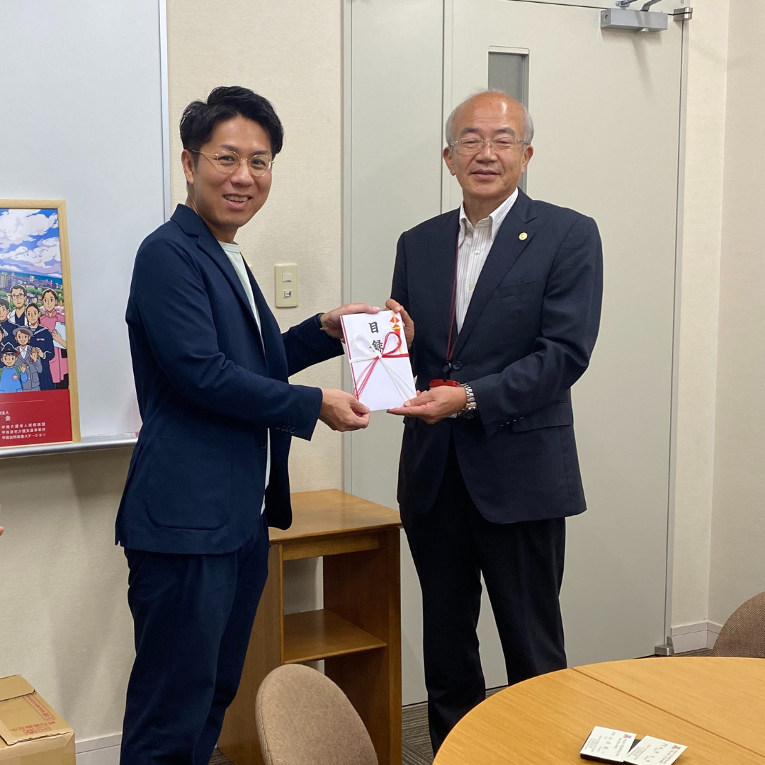 甲南小学校へ絵本を寄贈しました