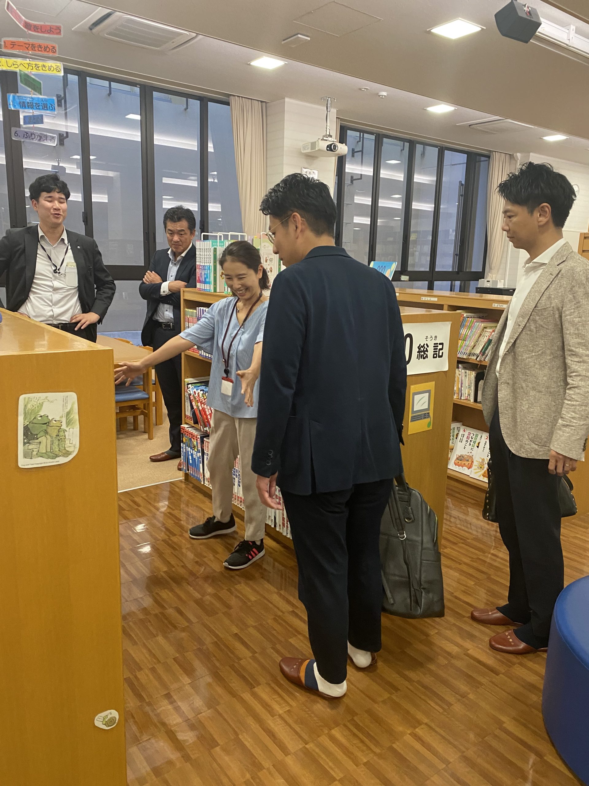 甲南小学校へ絵本を寄贈しました