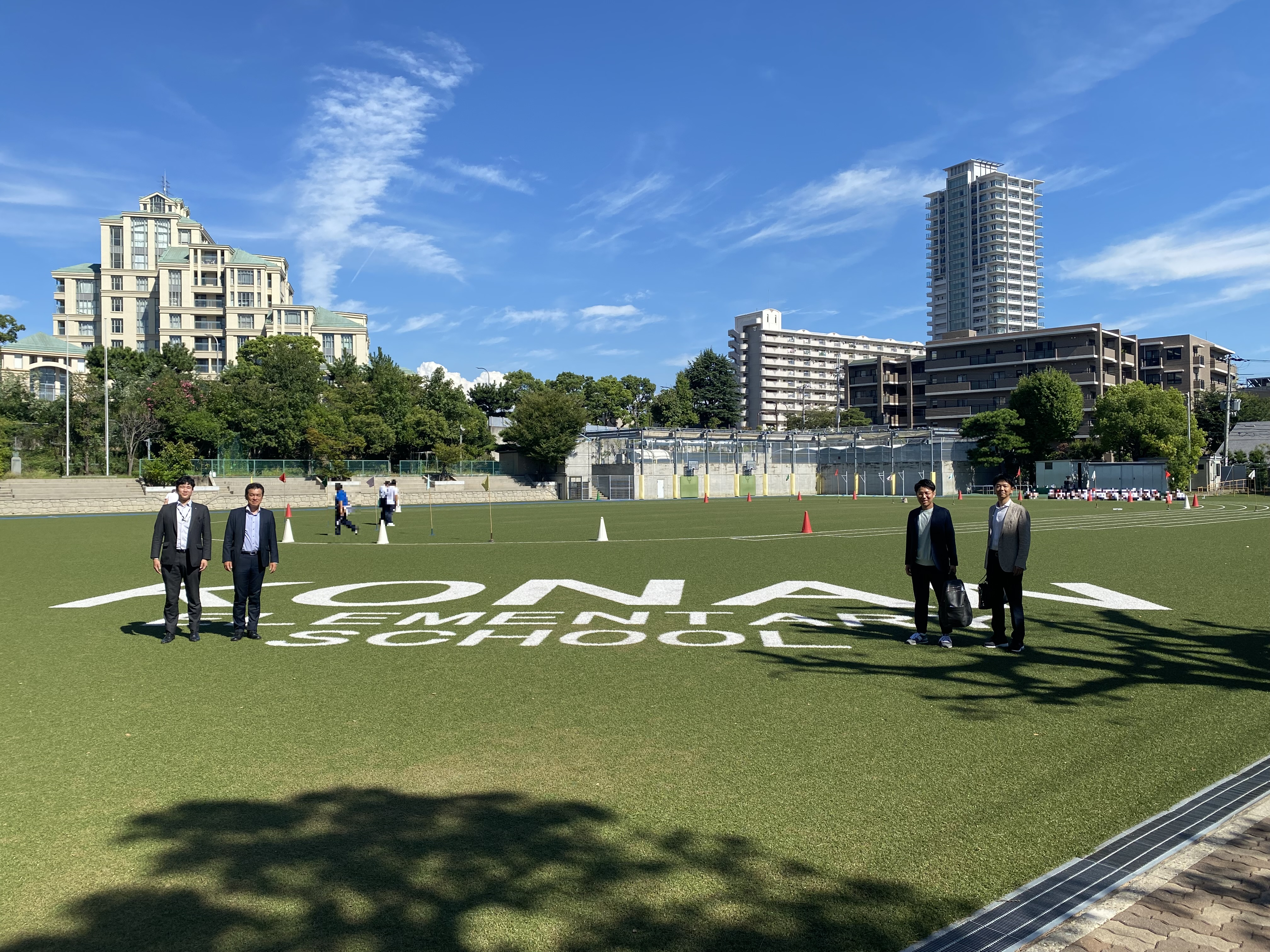 甲南小学校へ絵本を寄贈しました